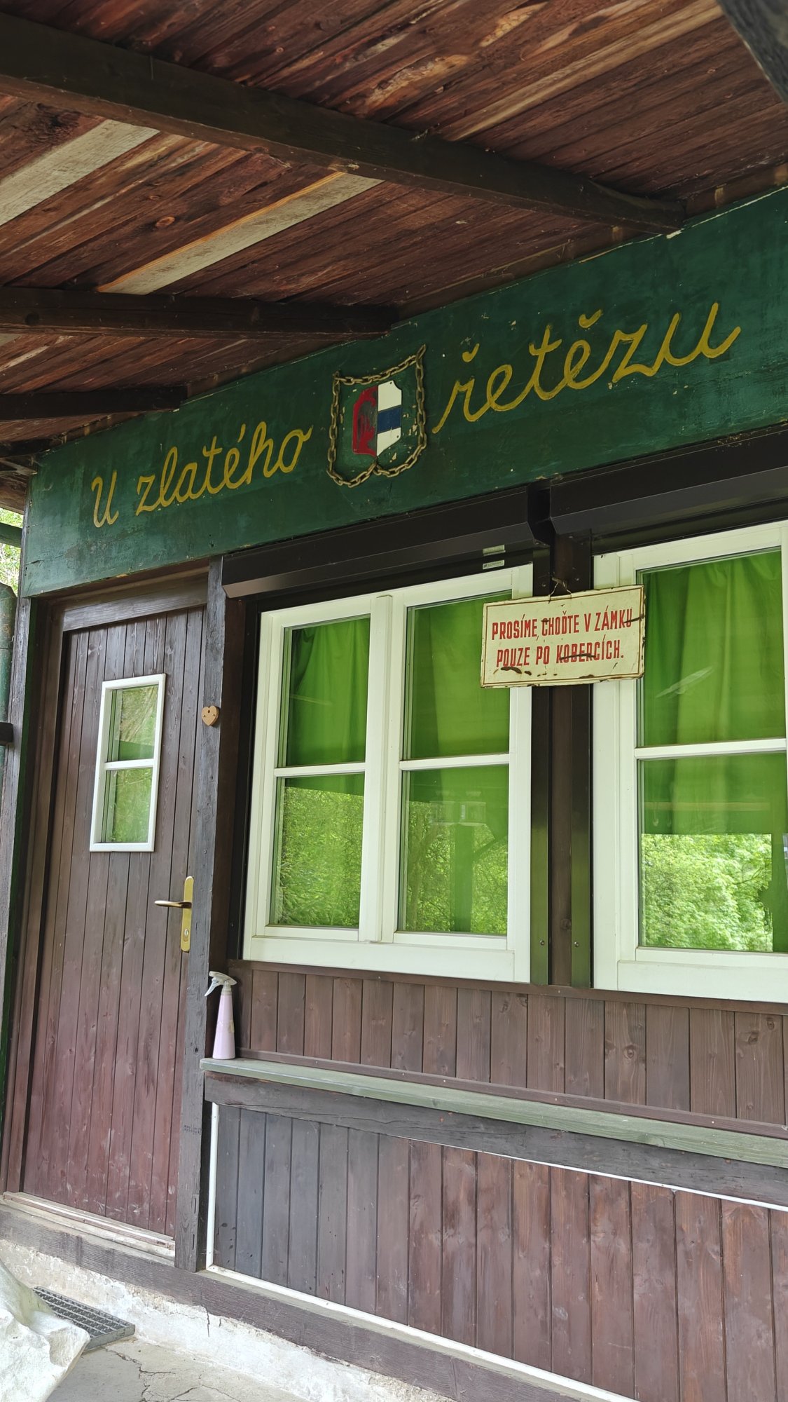 kolem řeky..